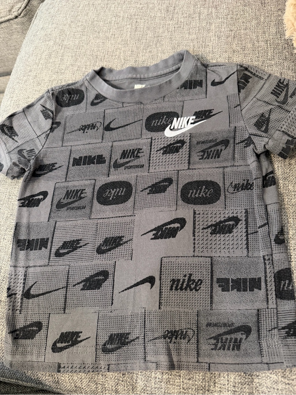 Nike Boys 3T Gray/Black Short Sleeve Logo Graphic Tee GUC